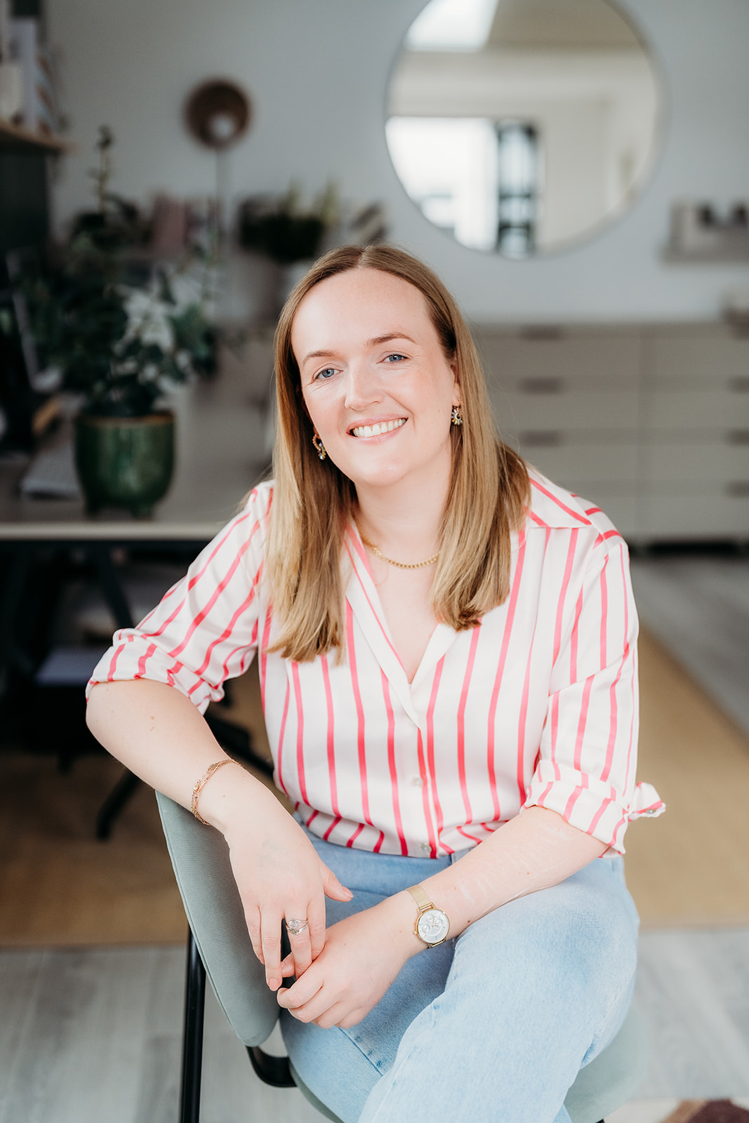 Psychotherapist Emma Pott providing therapy, illustrating how therapy works through safe, supportive sessions